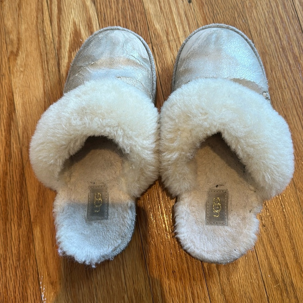 These are girls Ugg slippers.They are size U.S.A 3,UK 2,Europe 35 and Japan 22.